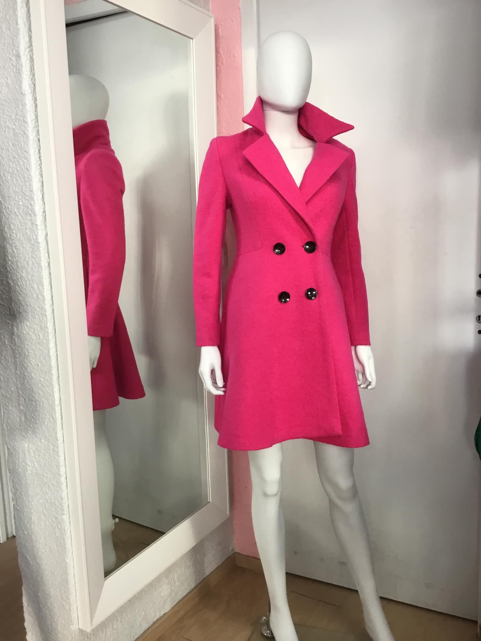 Manteau rose vif élégant et boutonné