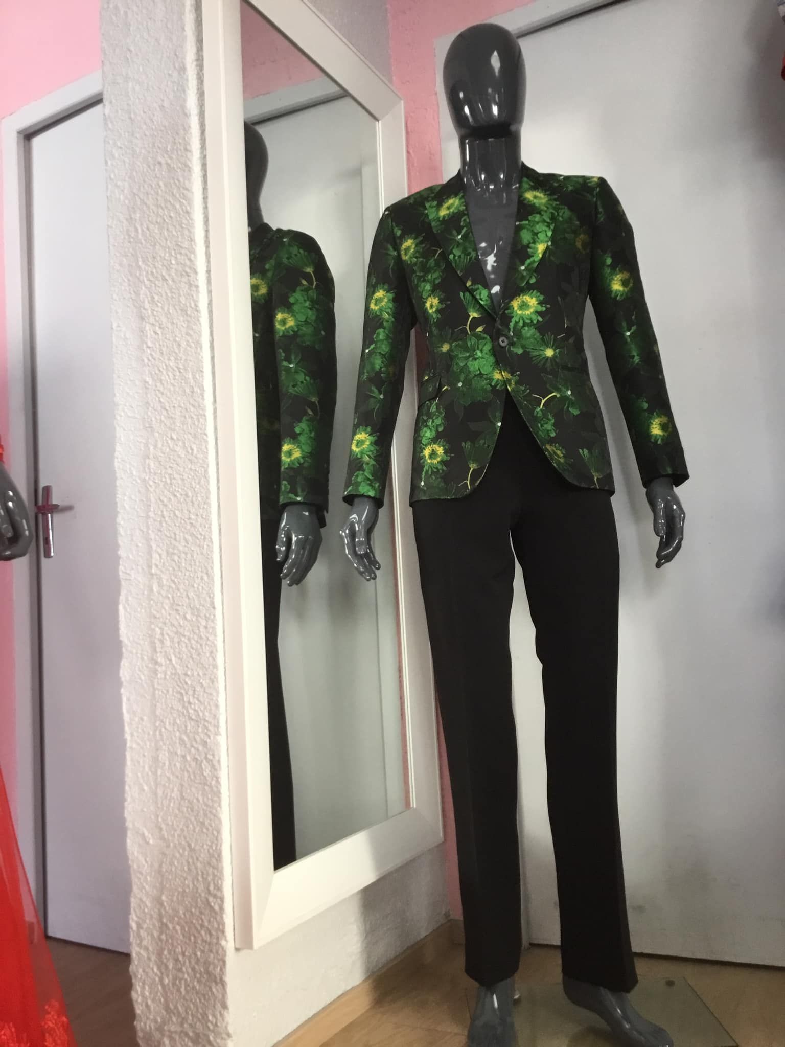 Ensemble blazer vert à motifs floraux et pantalon noir