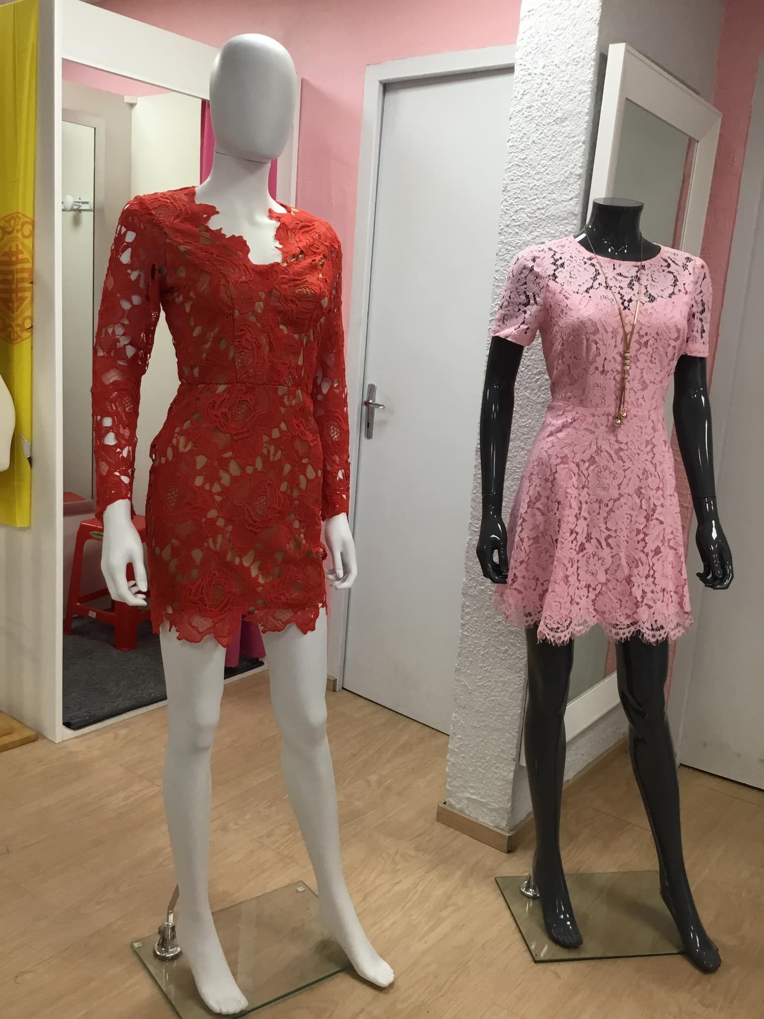 Robe rouge dentelle raffinée à manches longues