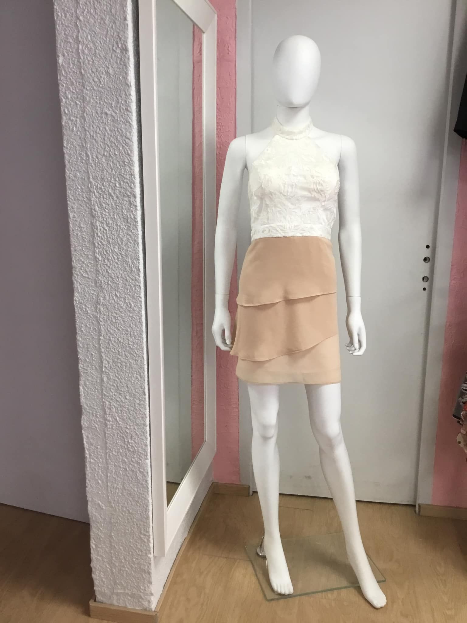 Ensemble beige avec haut en dentelle et jupe fluide