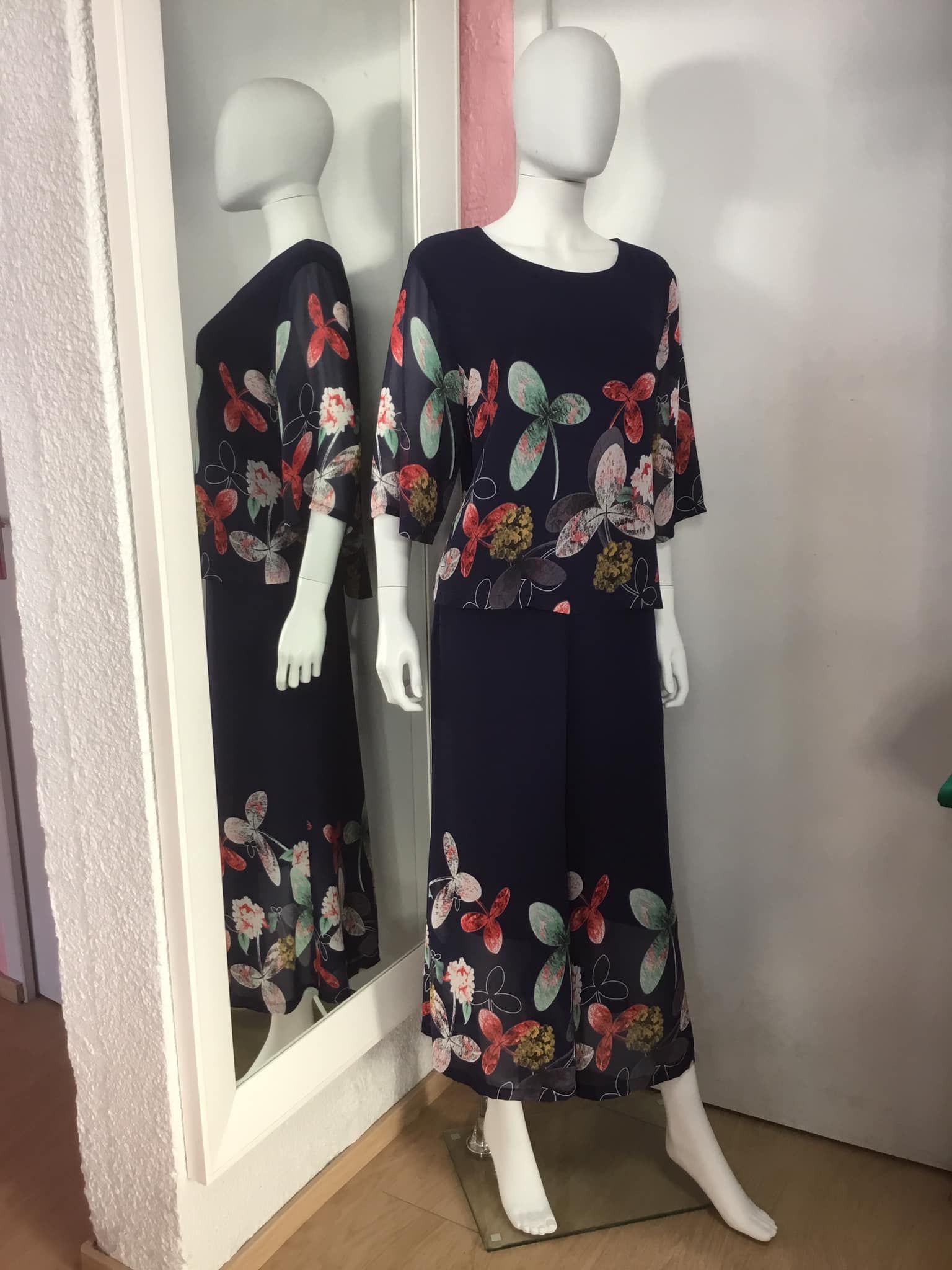 Robe noire avec motifs floraux colorés 