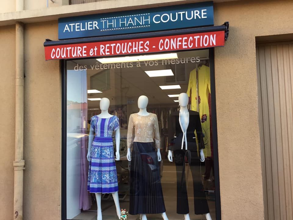 Vitrine atelier avec mannequins en tenues variées