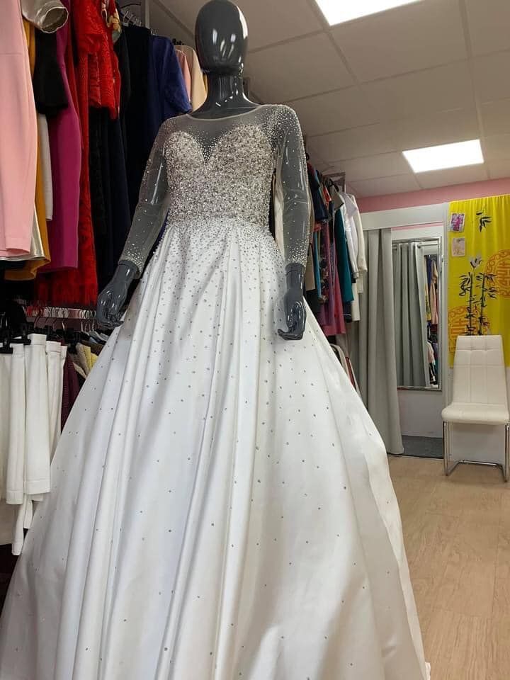 Robe de mariée volumineuse décorée de perles
