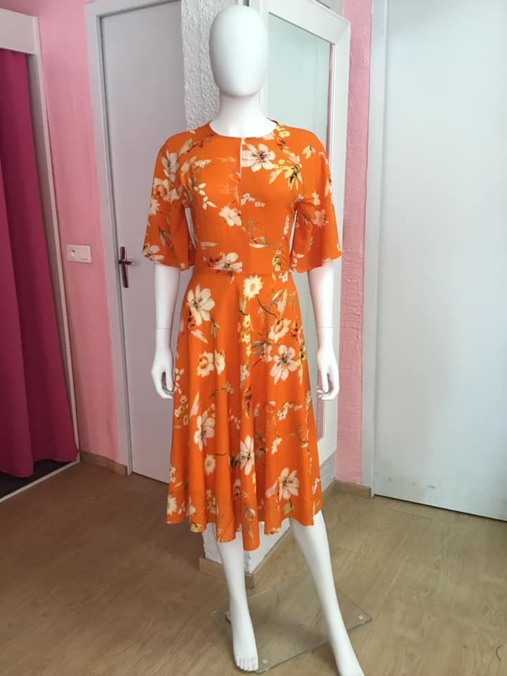 Robe orange à imprimé floral élégant
