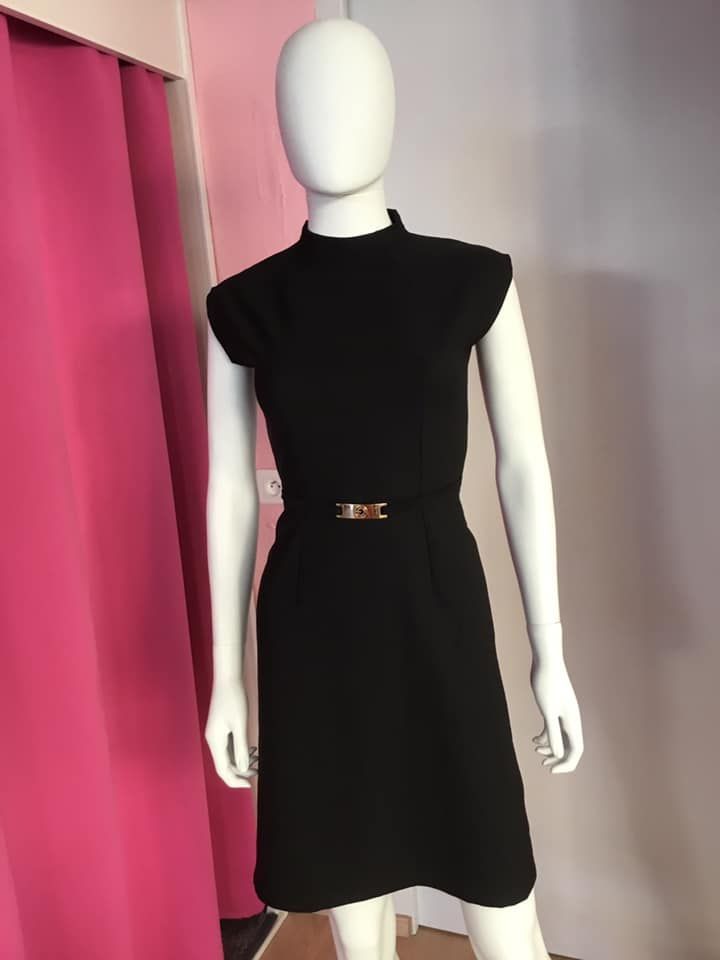 Robe noire sans manches avec ceinture décorative