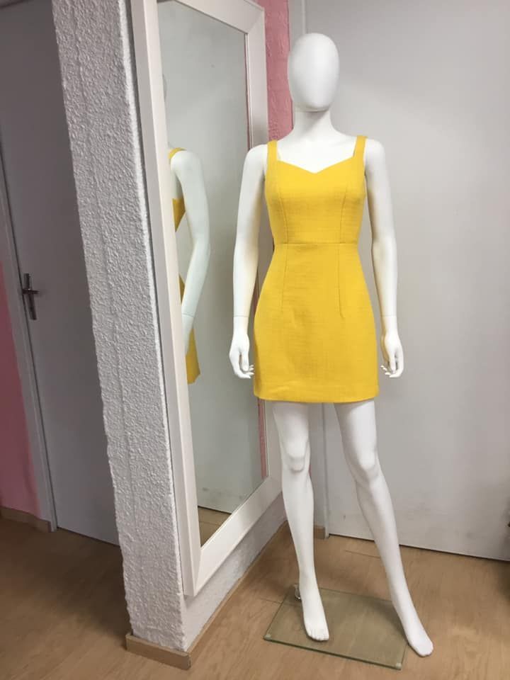 Robe jaune à bretelles fines