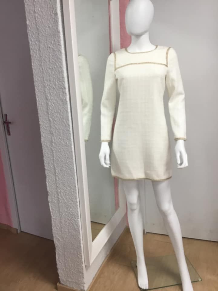 Robe blanche élégante à manches longues