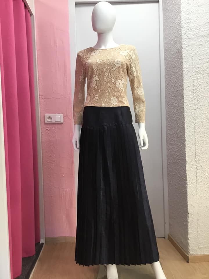 Haut dentelle beige et jupe noire fluide