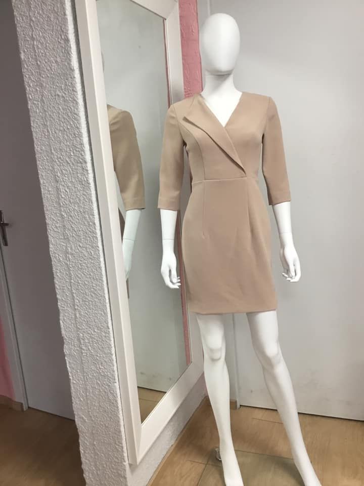 Robe beige ajustée avec col croisé