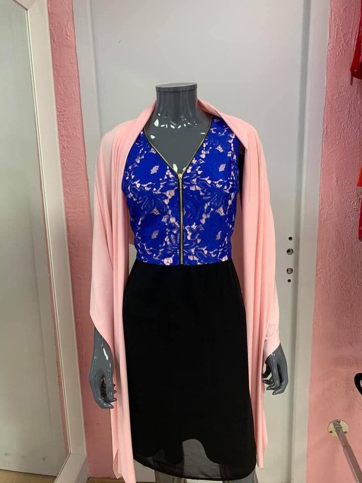 Haut bleu à motifs avec jupe noire élégante