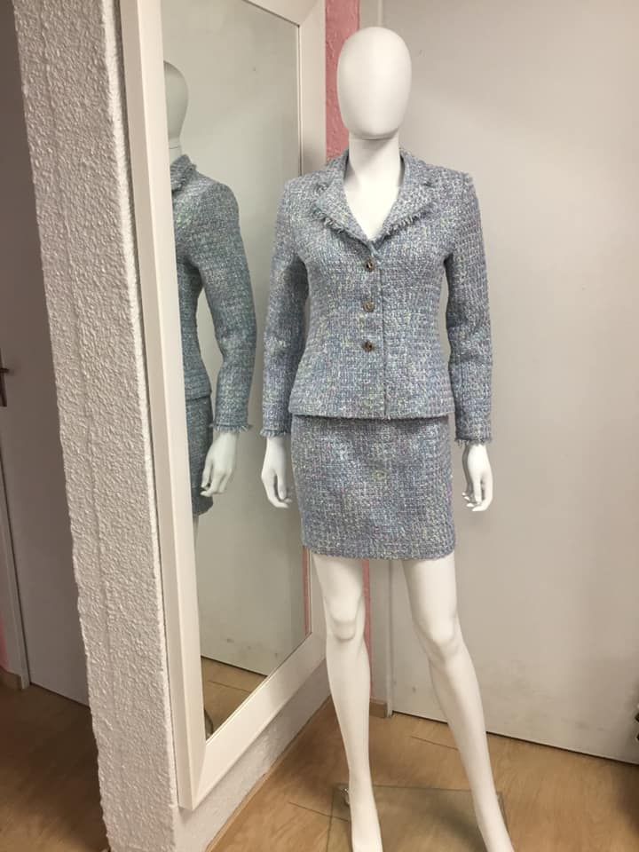 Ensemble tailleur gris texturé avec jupe courte 