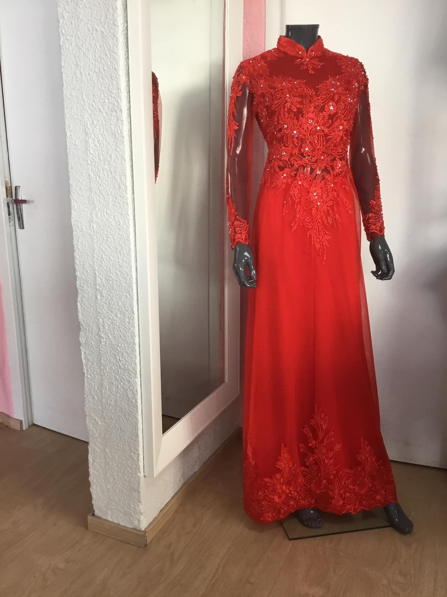 Robe de soirée rouge en dentelle avec manches longues