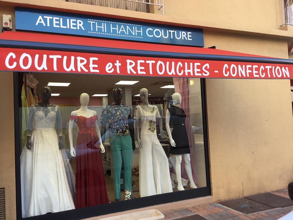 Vitrine d’atelier présentant des créations élégantes