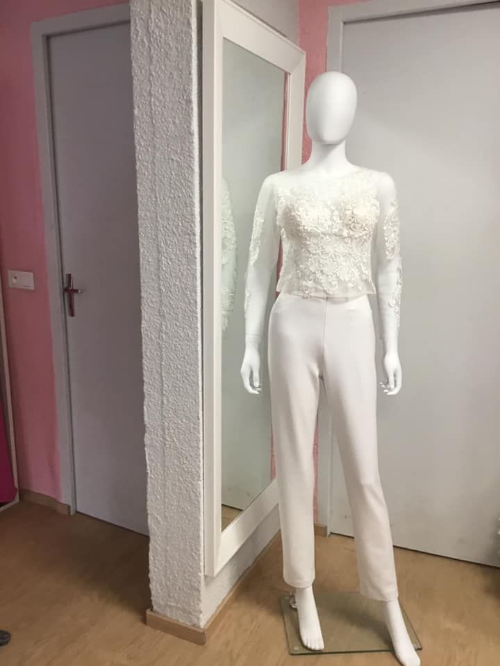 Combinaison blanche élégante avec détails en dentelle