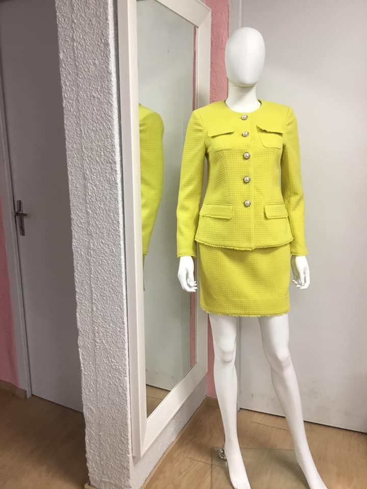 Tailleur jaune vif avec jupe courte