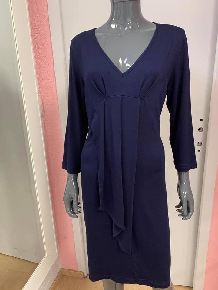 Robe bleu marine avec ceinture nouée 