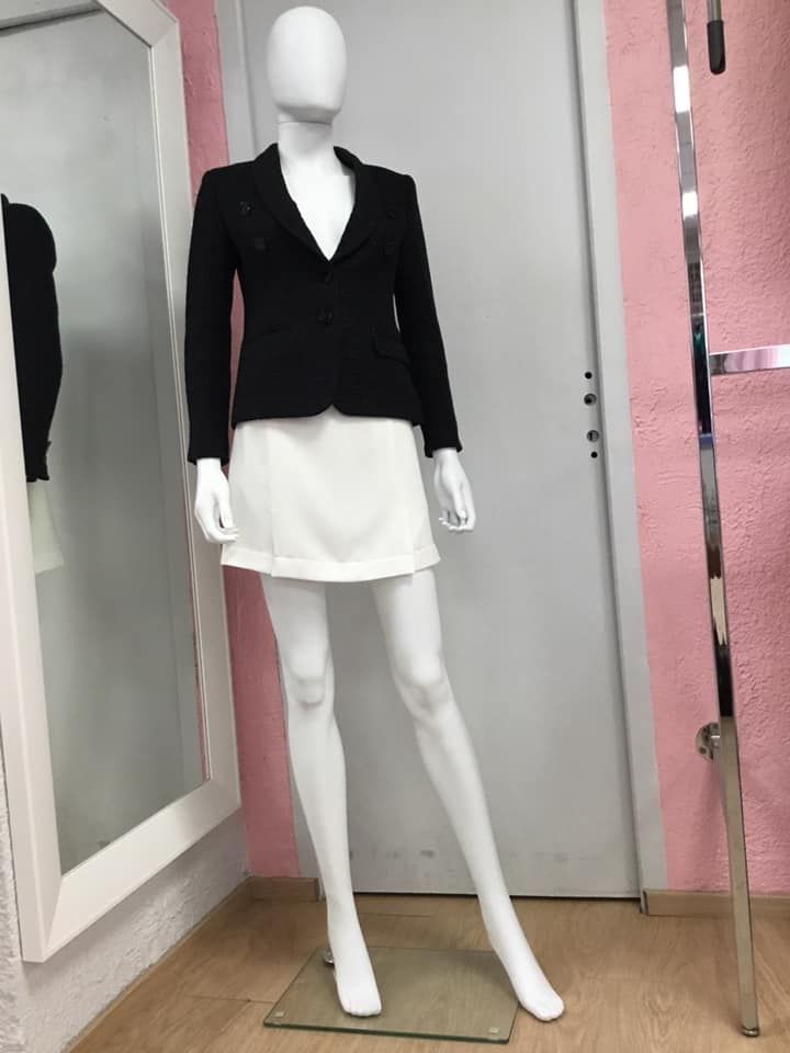 Robe noire classique à col haut