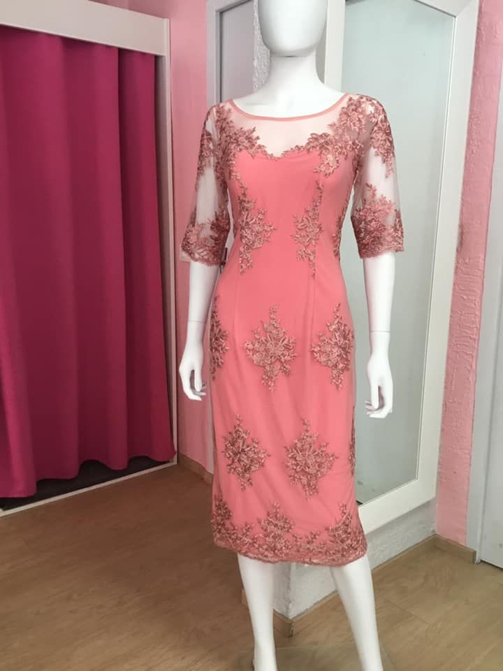 Robe rose à motifs floraux avec manches en dentelle