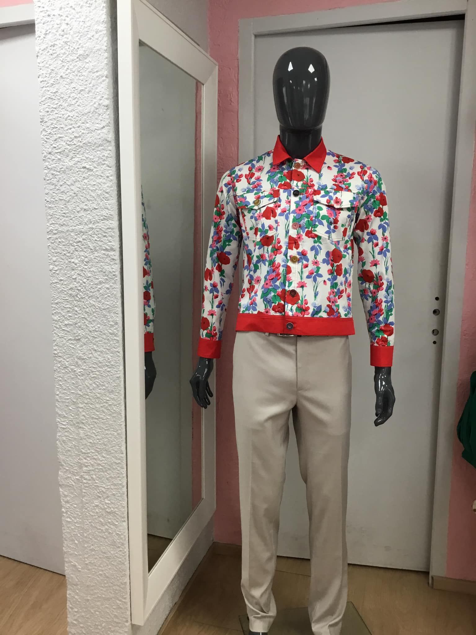 Ensemble chemise florale colorée et pantalon beige