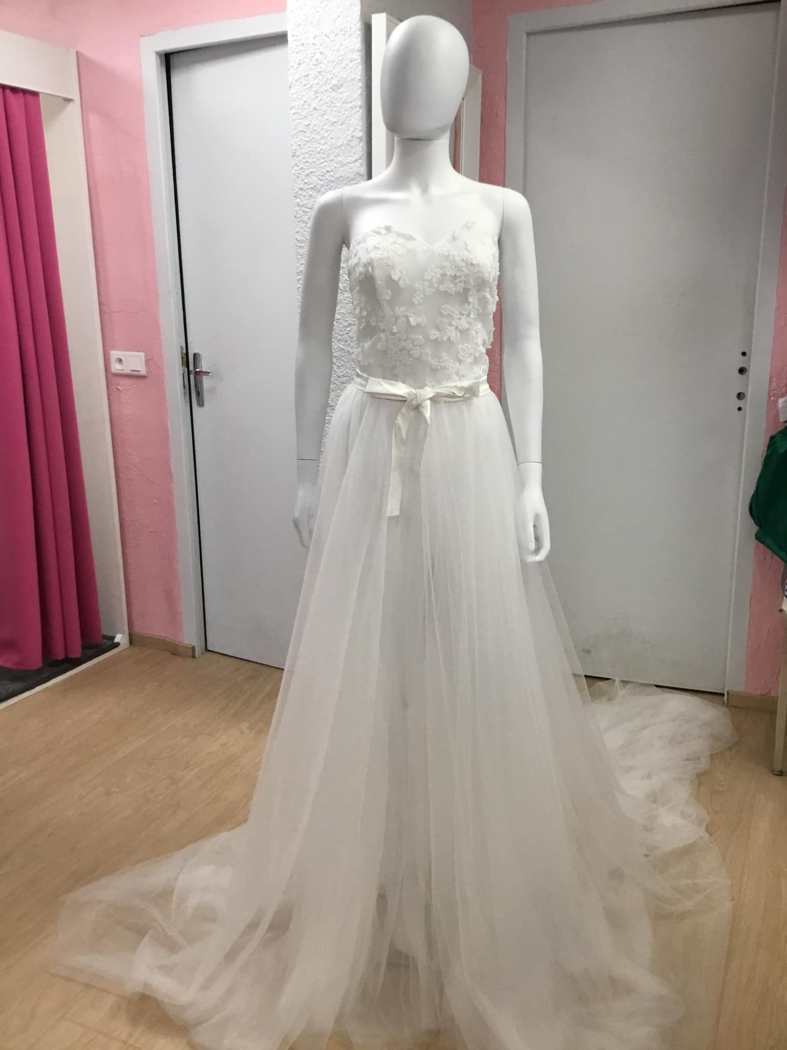 Robe de mariée en tulle avec corsage en dentelle