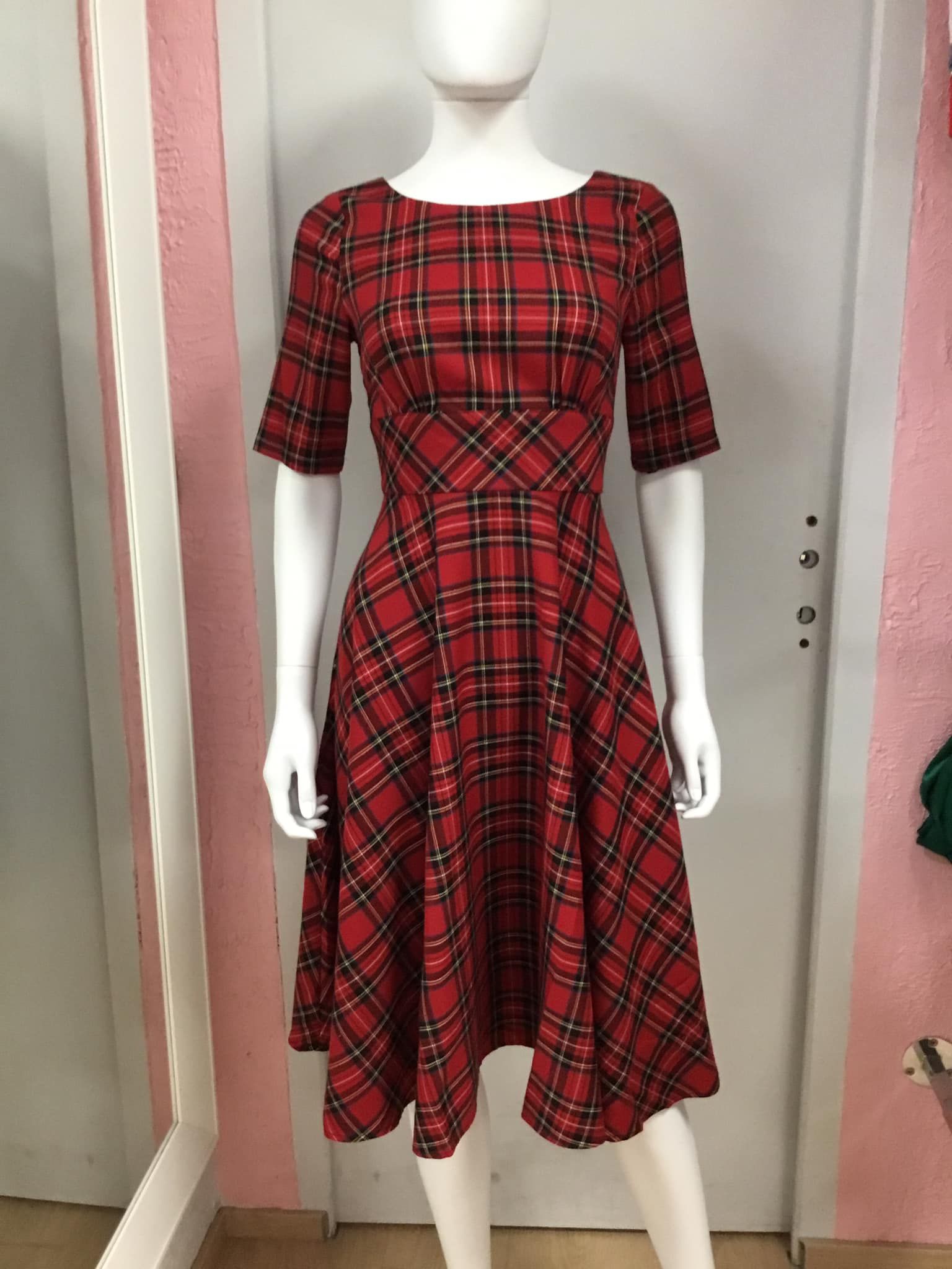 Robe écossaise rouge et noire évasée