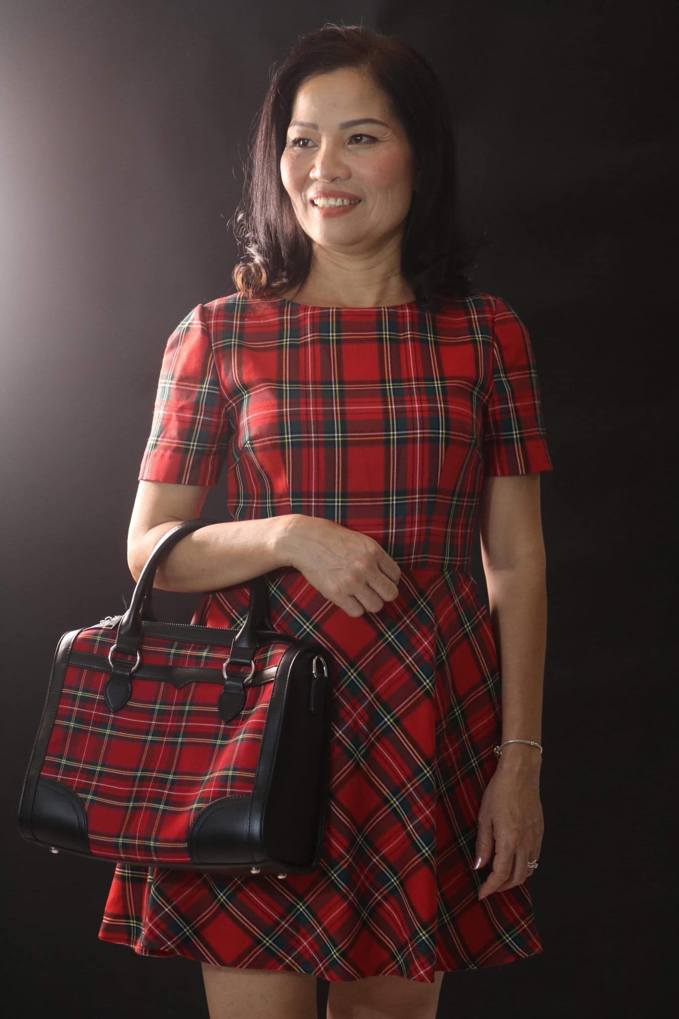 Robe à carreaux rouges portée avec style