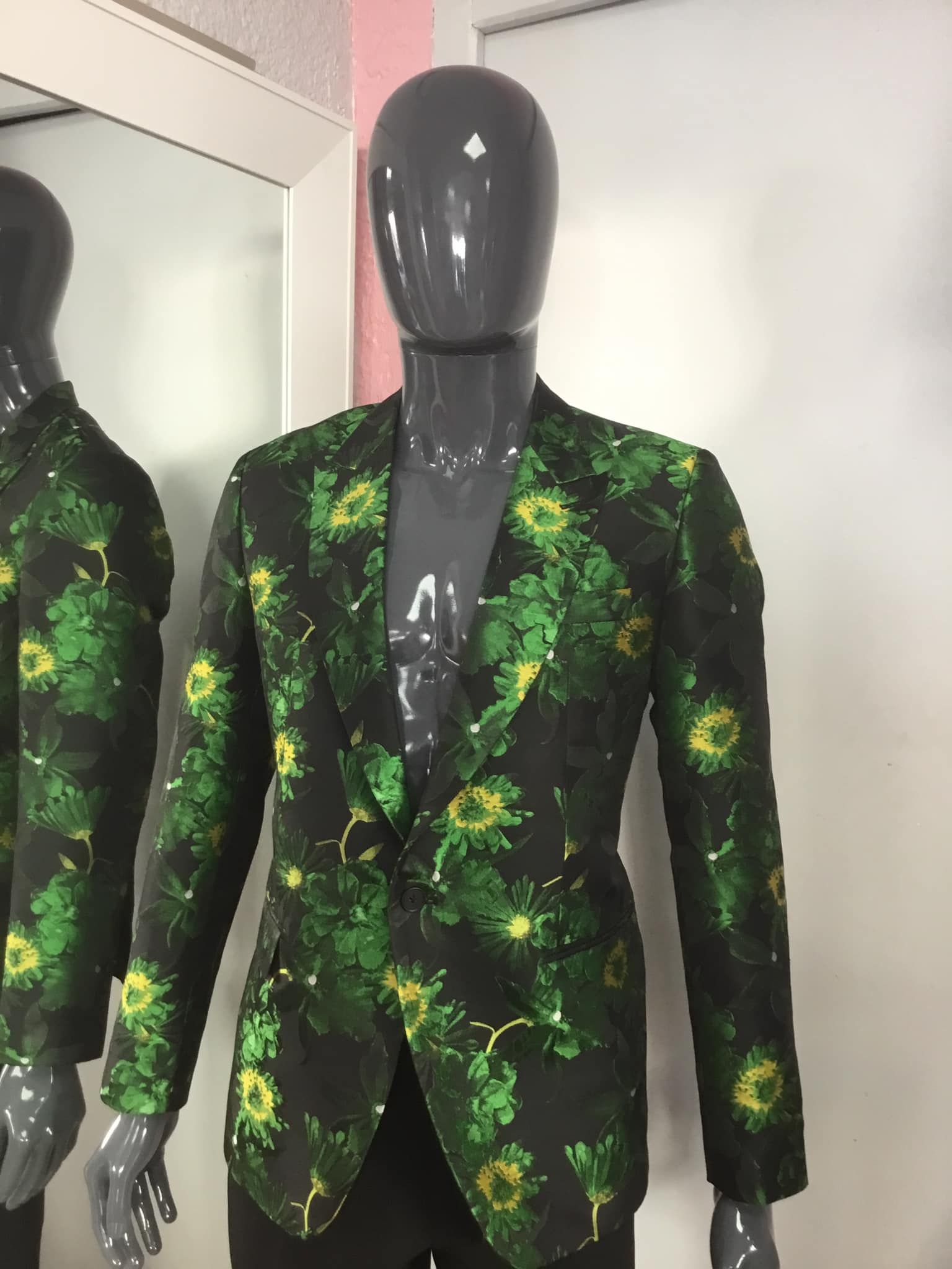 Blazer noir à motifs floraux verts 