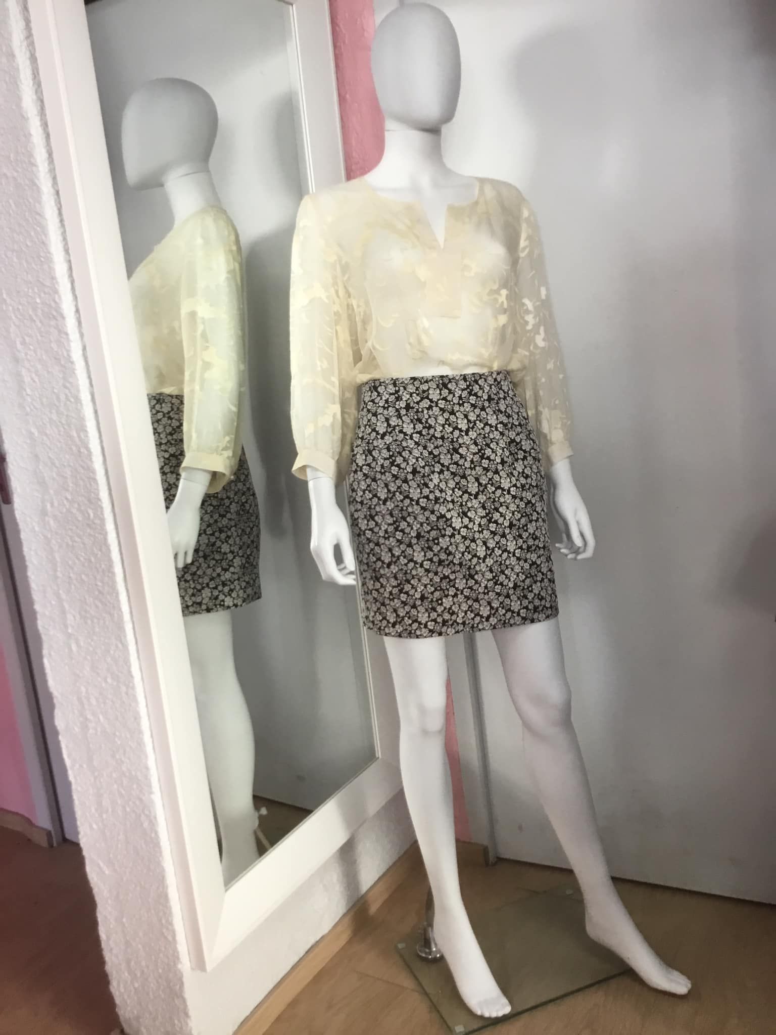 Ensemble chic avec blouse transparente et jupe à motifs