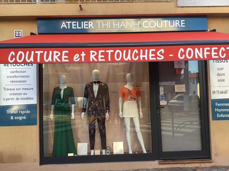 Vitrine d’atelier avec créations variées