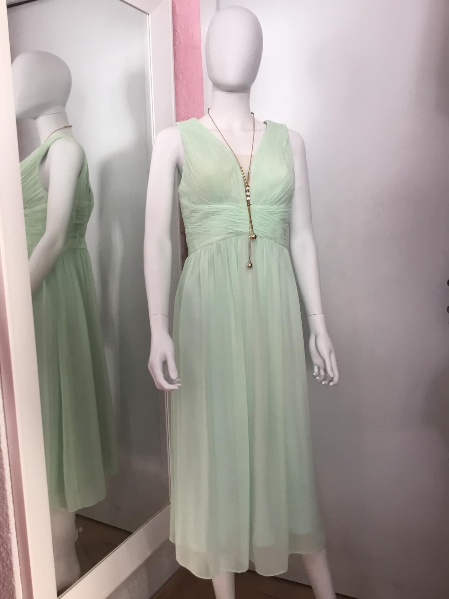 Robe longue verte pastel avec décolleté croisé