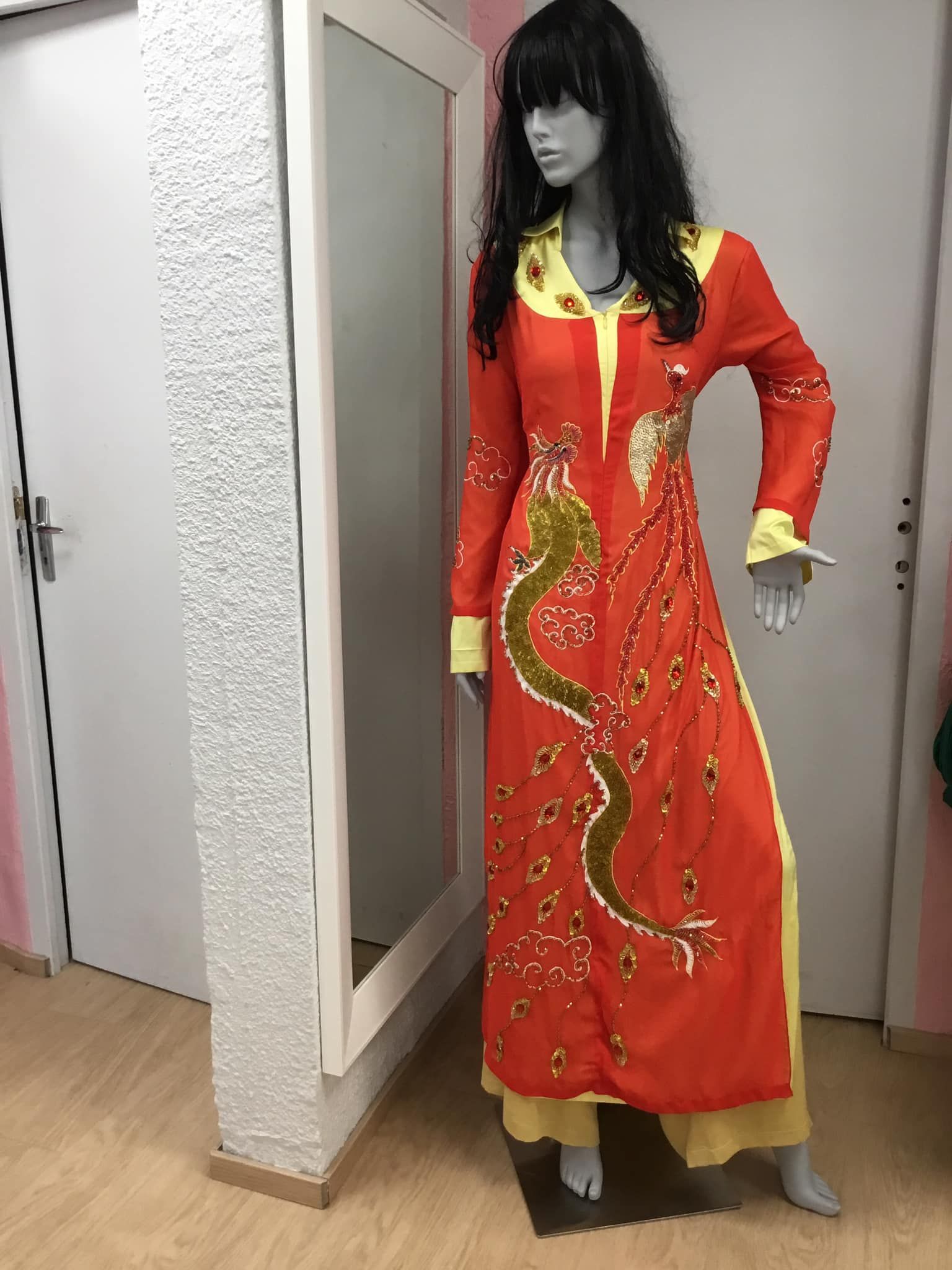 Ao dai rouge vif aux motifs dorés