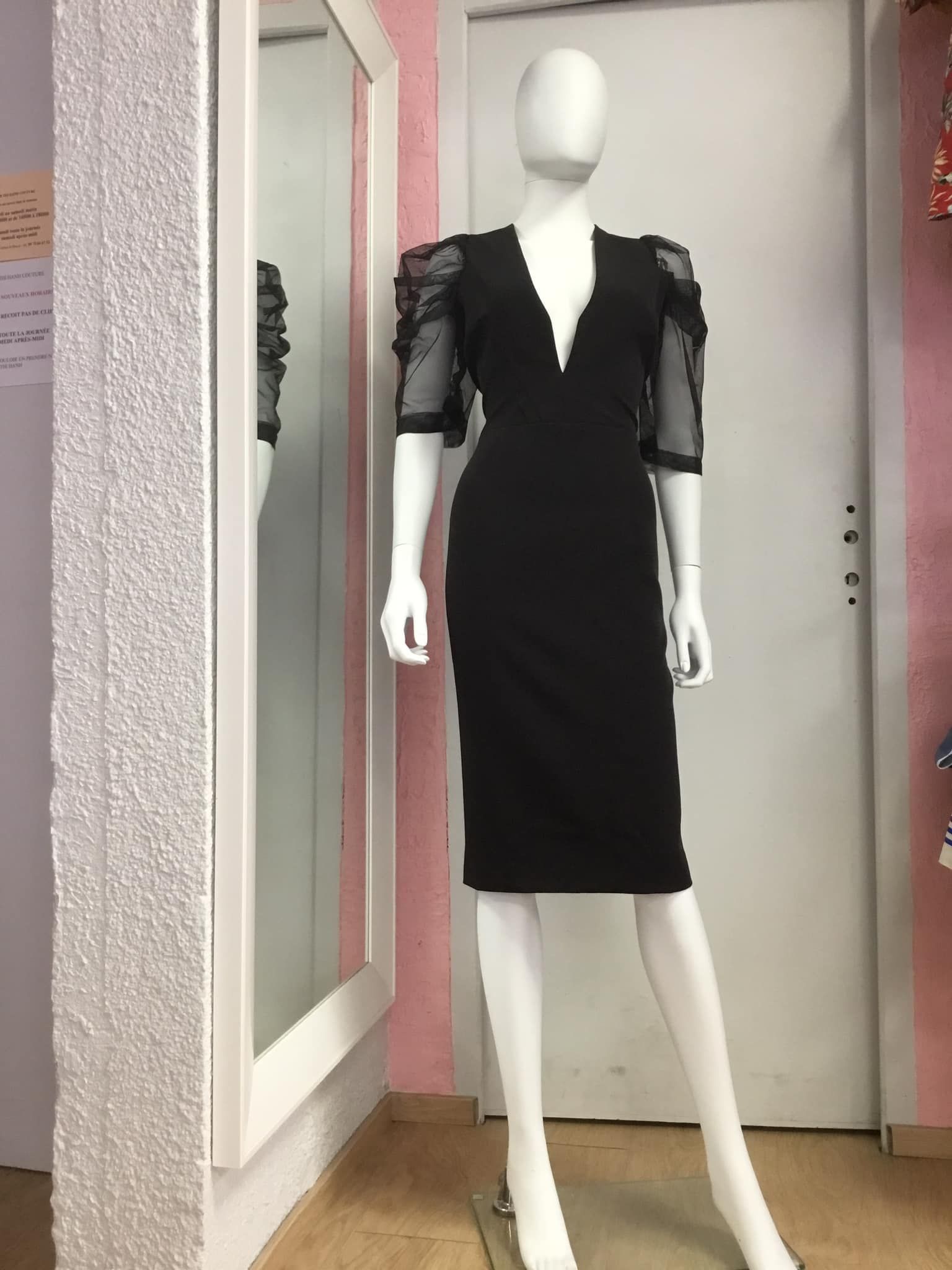 Robe noire avec manches transparentes