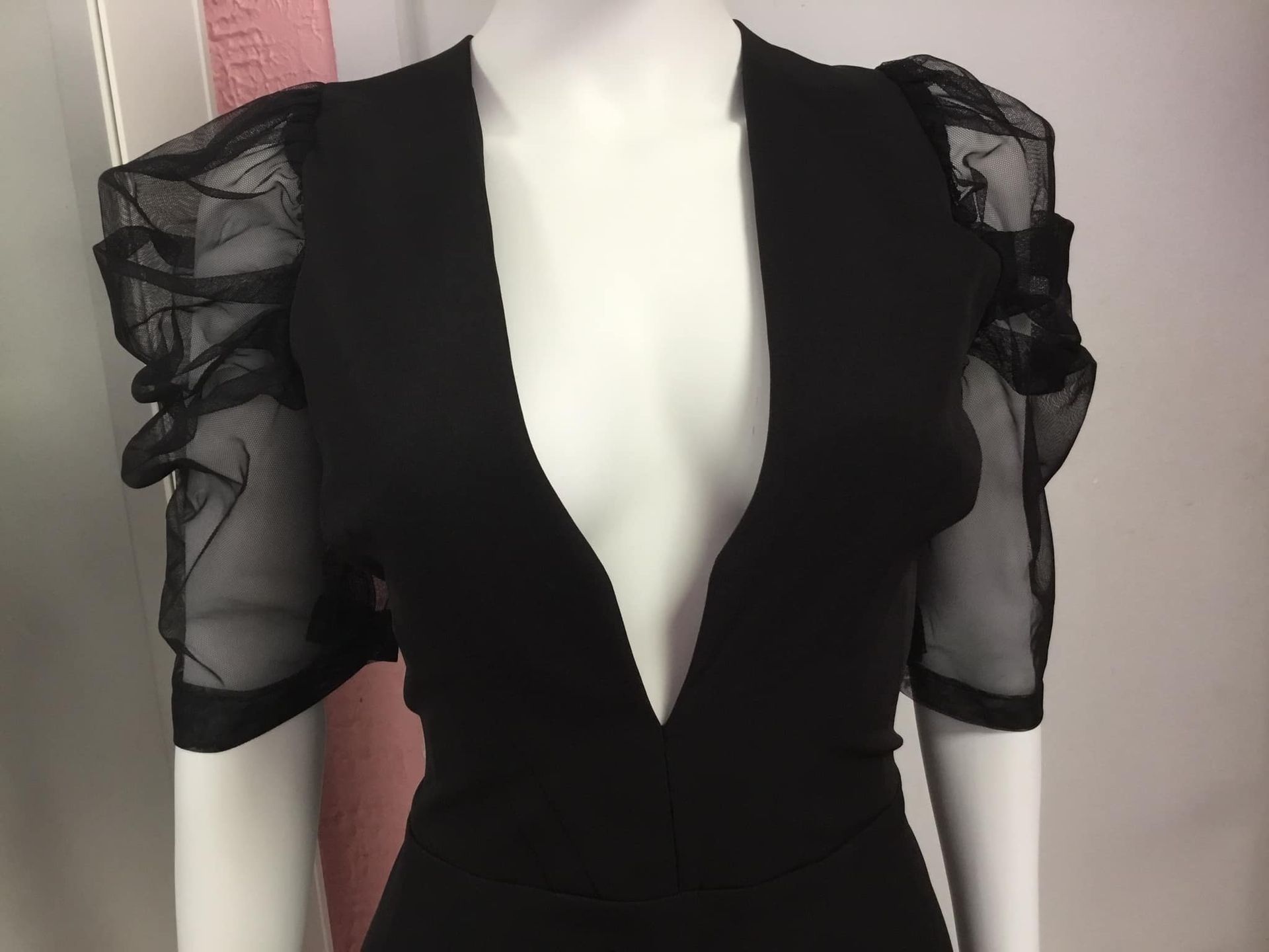 Combinaison noire avec manches en organza transparent