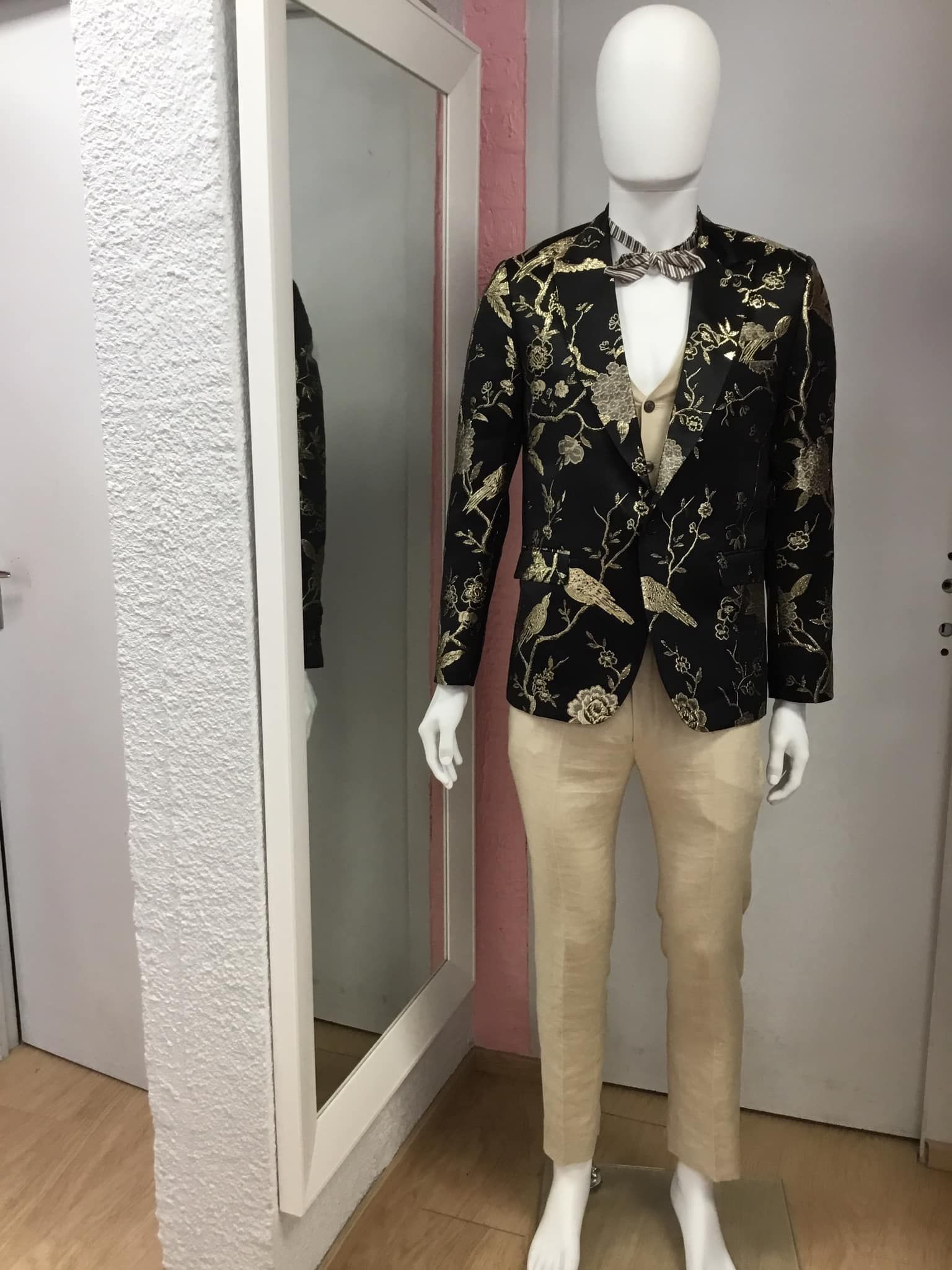 Ensemble blazer noir et pantalon beige