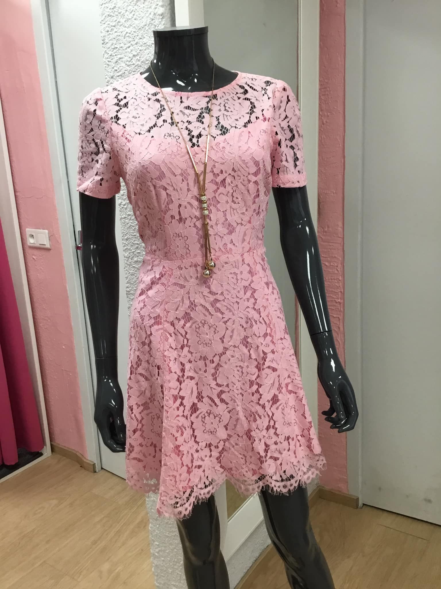 Robe en dentelle rose pâle