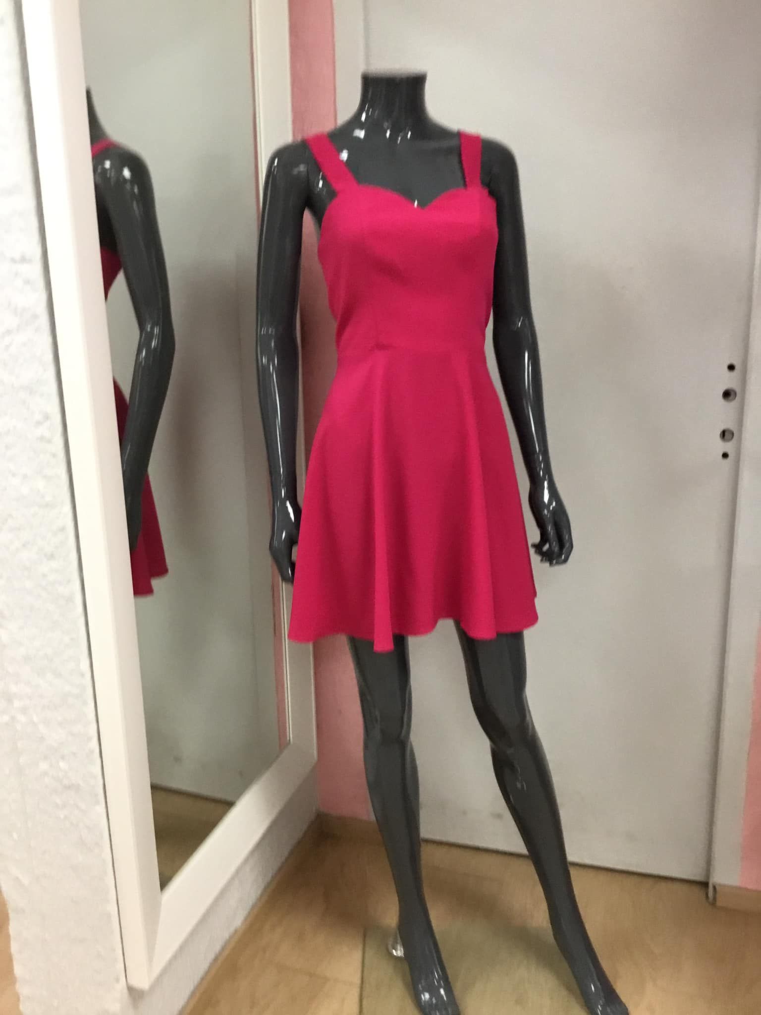 Robe courte rouge vif avec bretelles épaisses