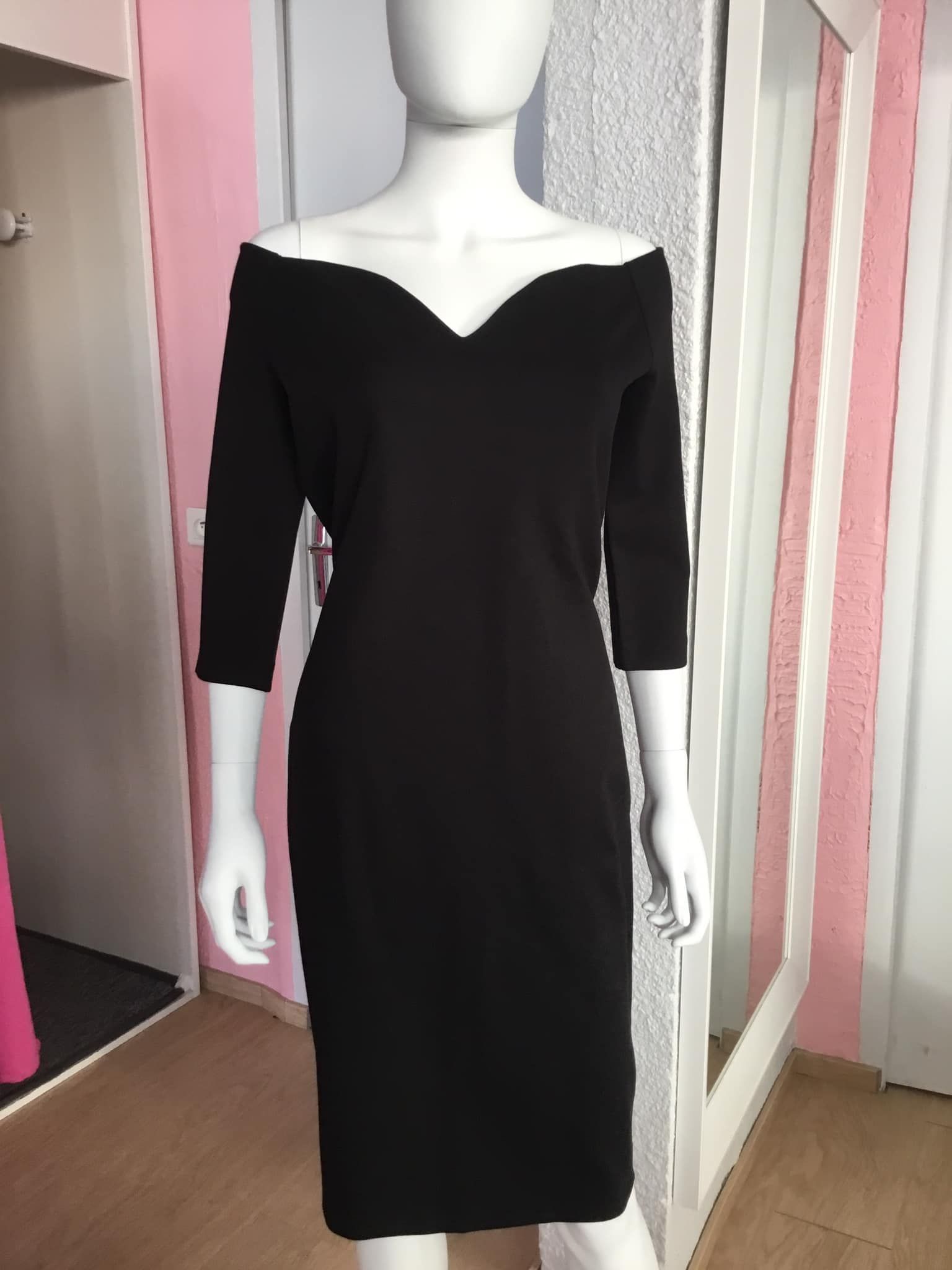 Robe noire longue avec décolleté bateau