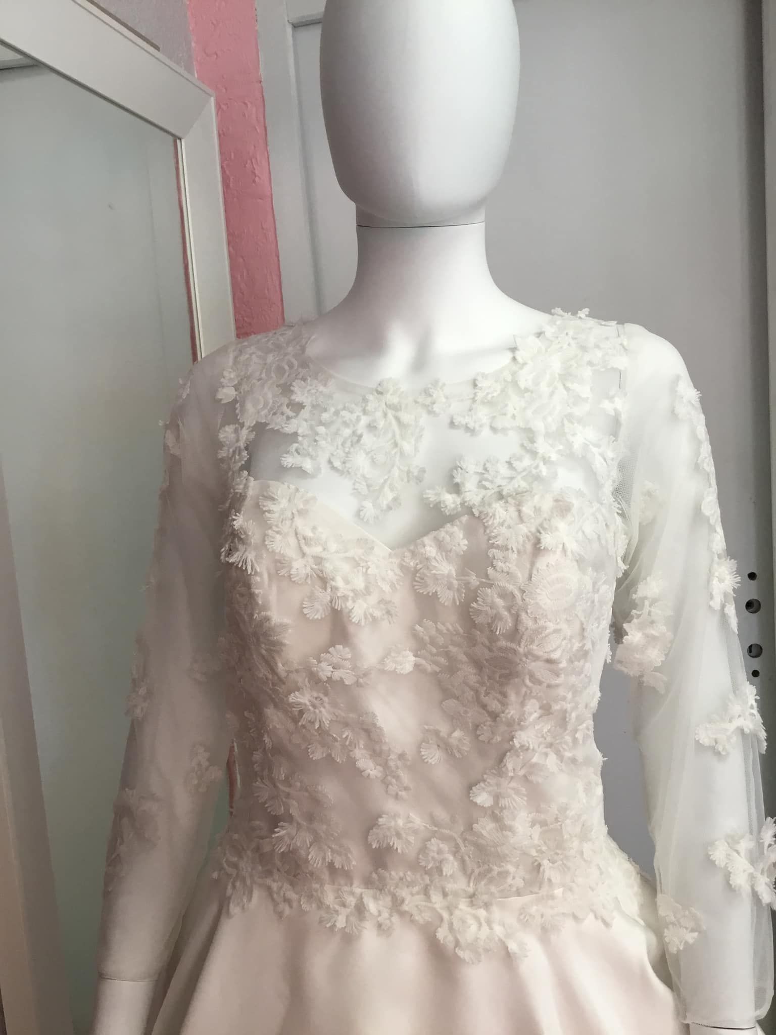 Ensemble beige et noir avec détails asymétriques