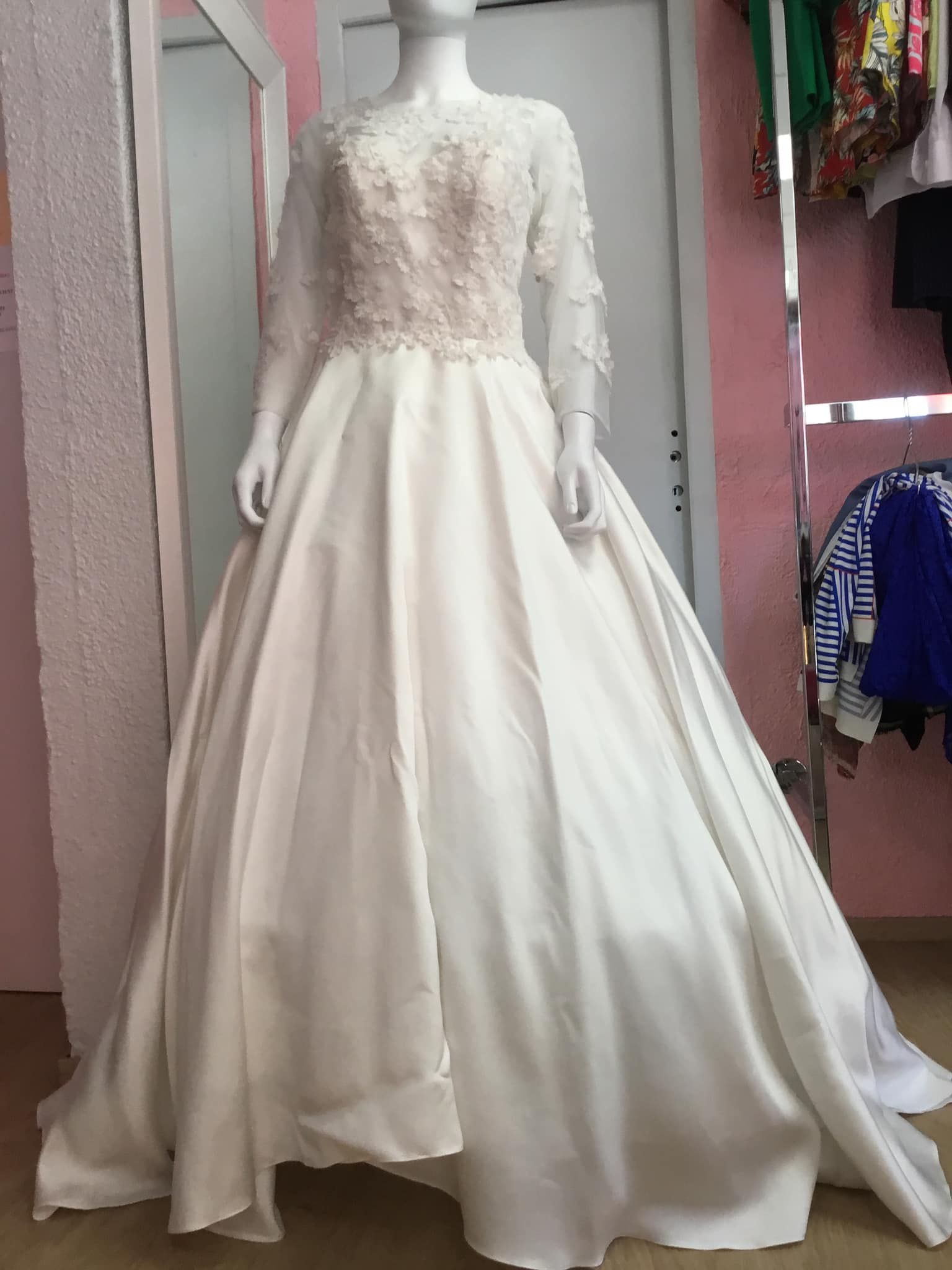 Robe de mariée volumineuse et raffinée
