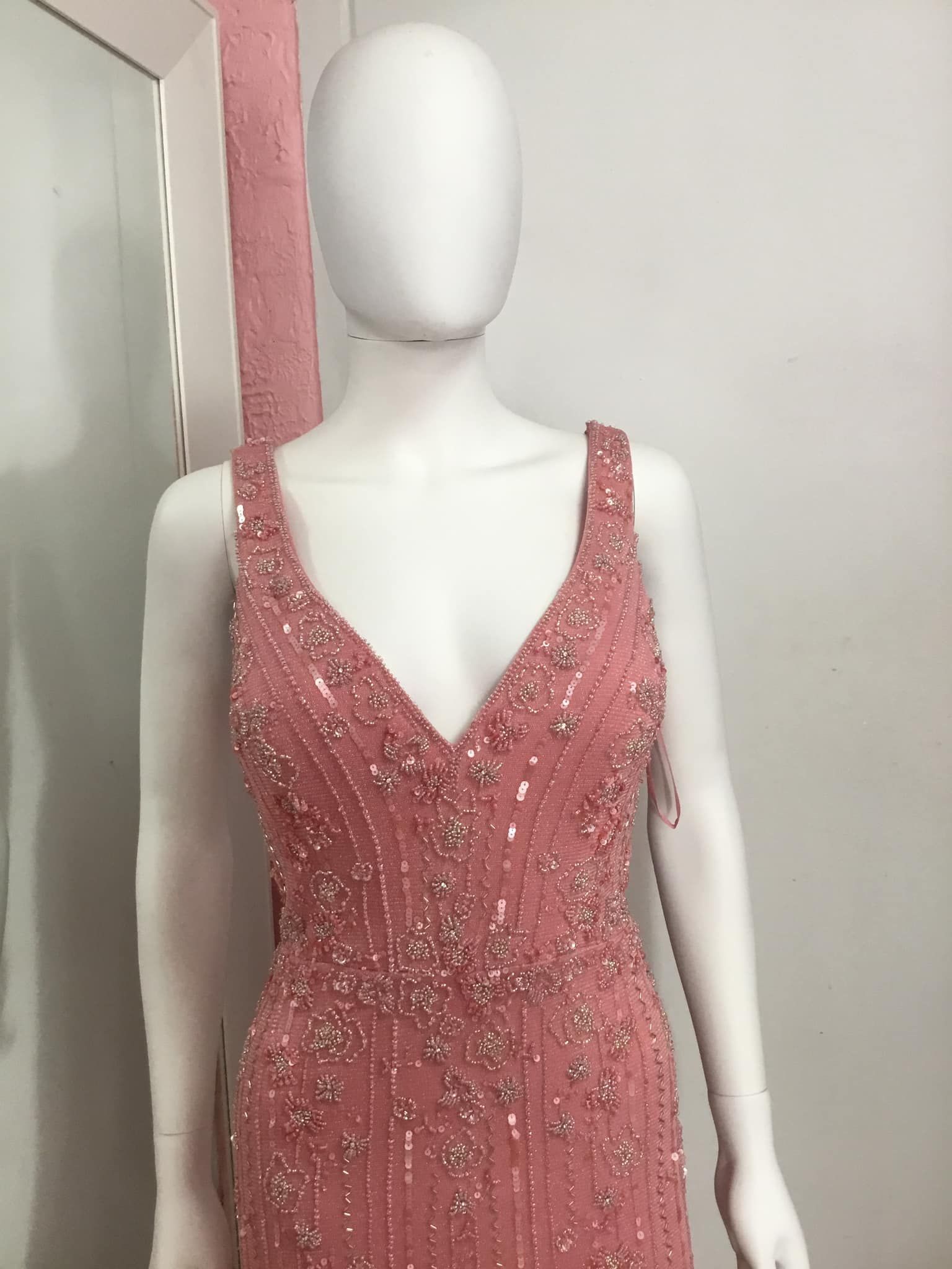 Robe rose perlée avec décolleté