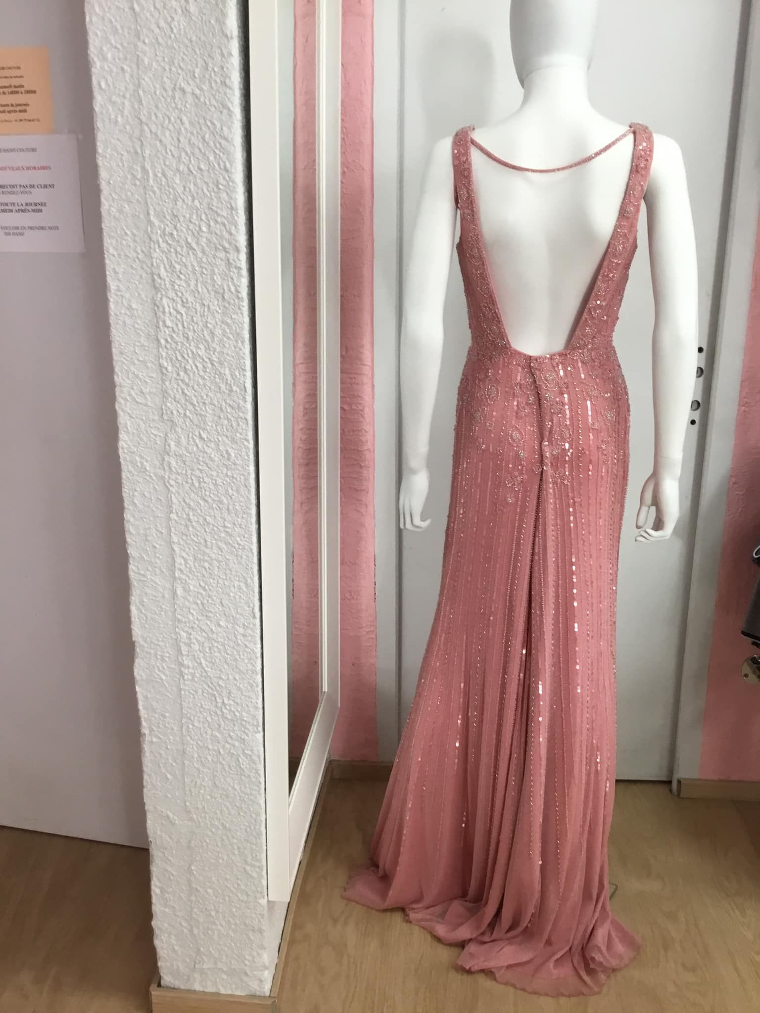 Robe dos nu rose ornée de strass