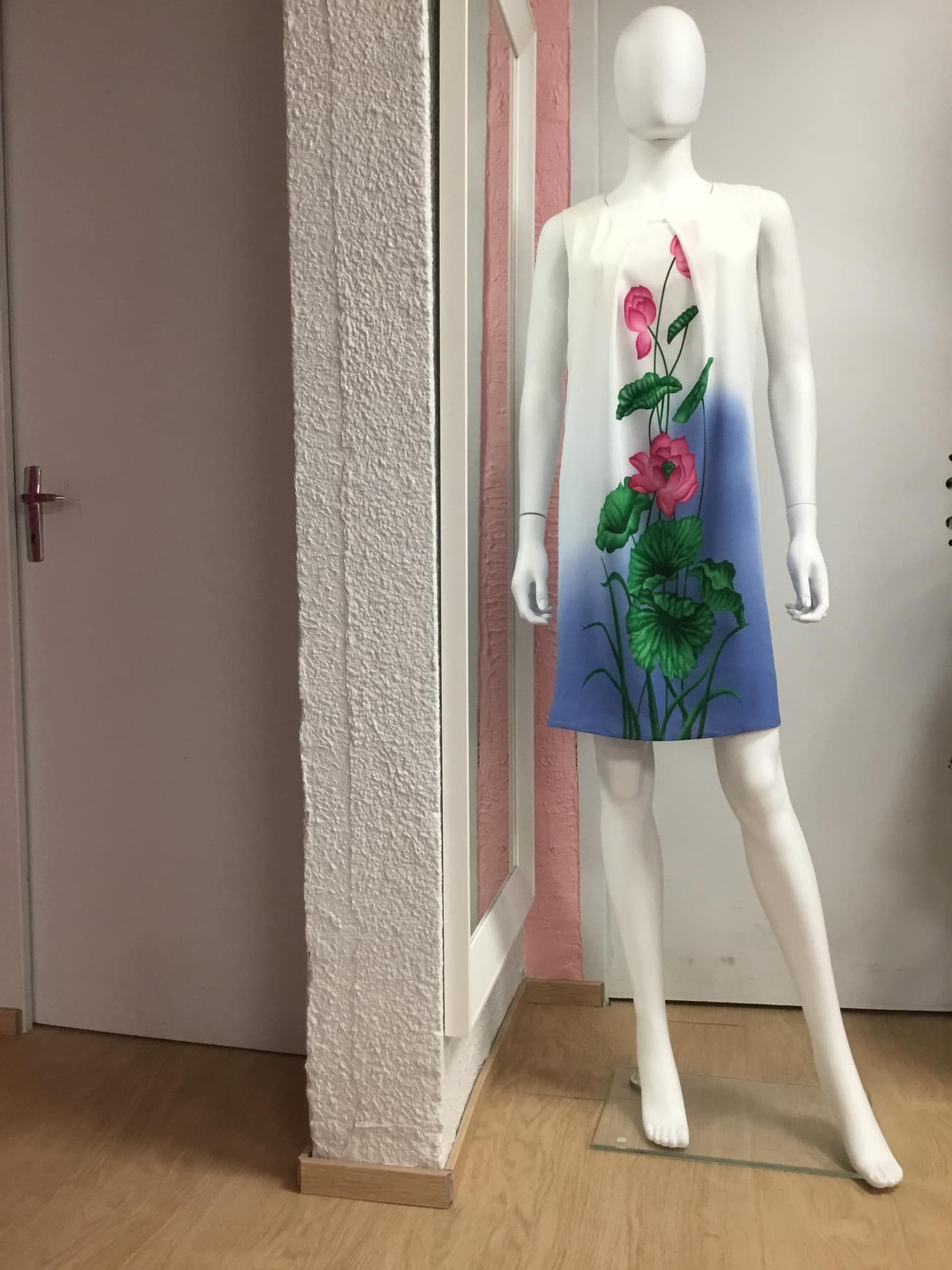 Robe courte blanche à fleurs colorées