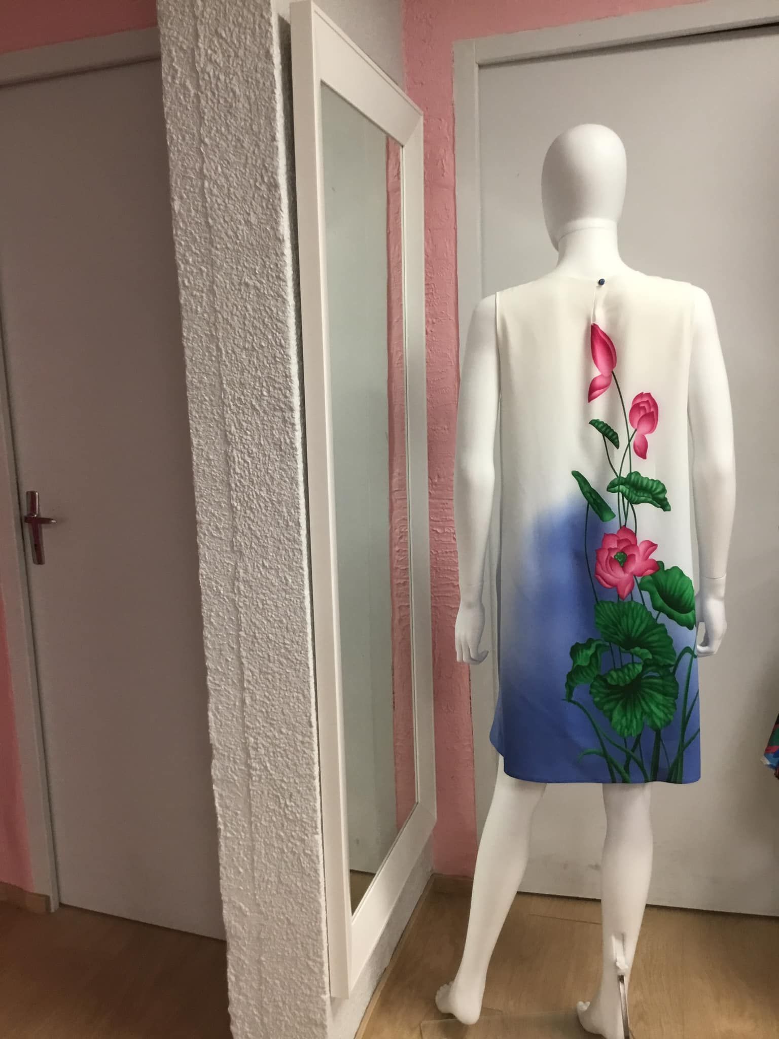 Robe blanche avec imprimé floral coloré