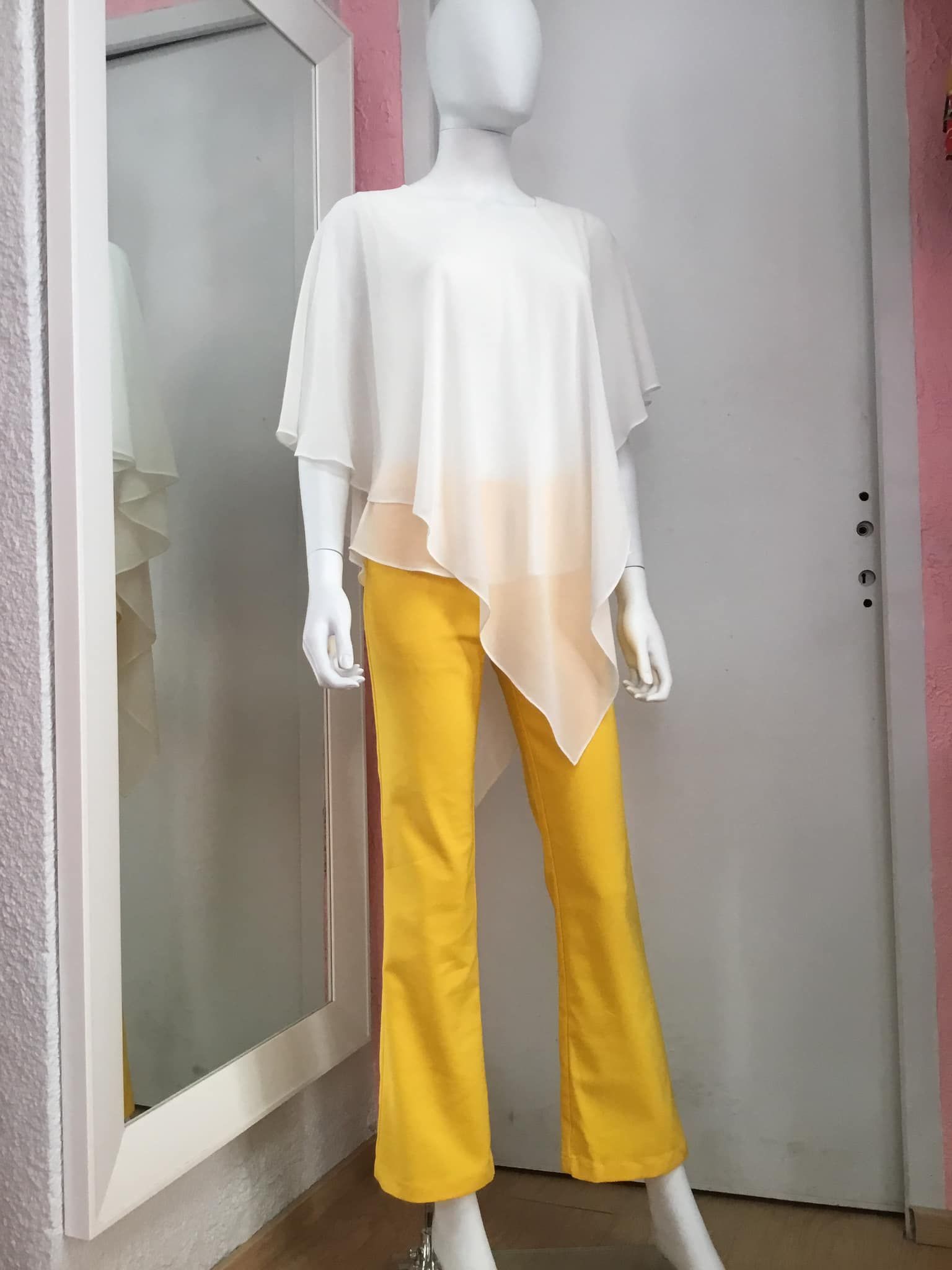 Tenue moderne avec haut blanc asymétrique et pantalon jaune