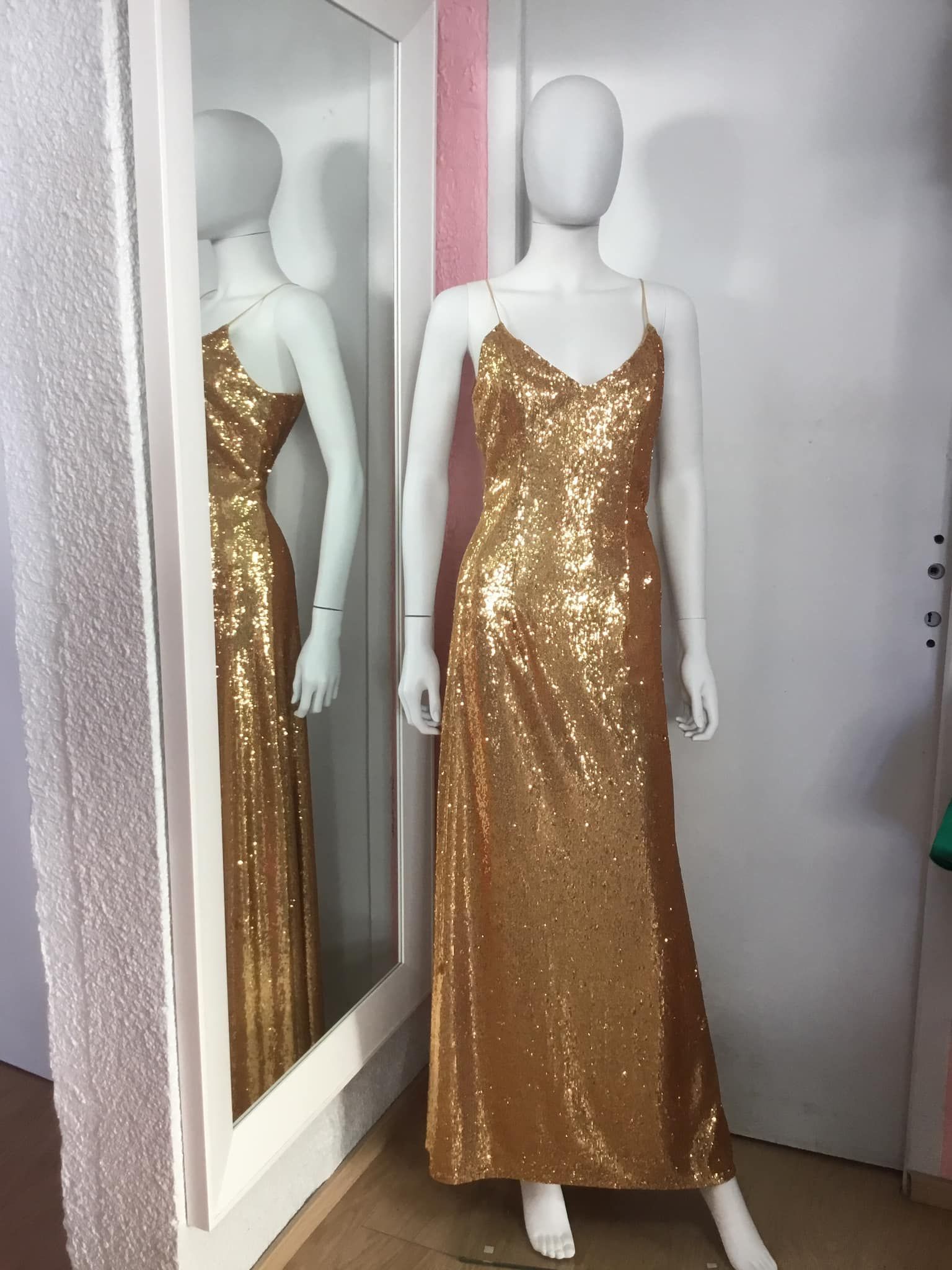 Robe dorée à paillettes scintillantes