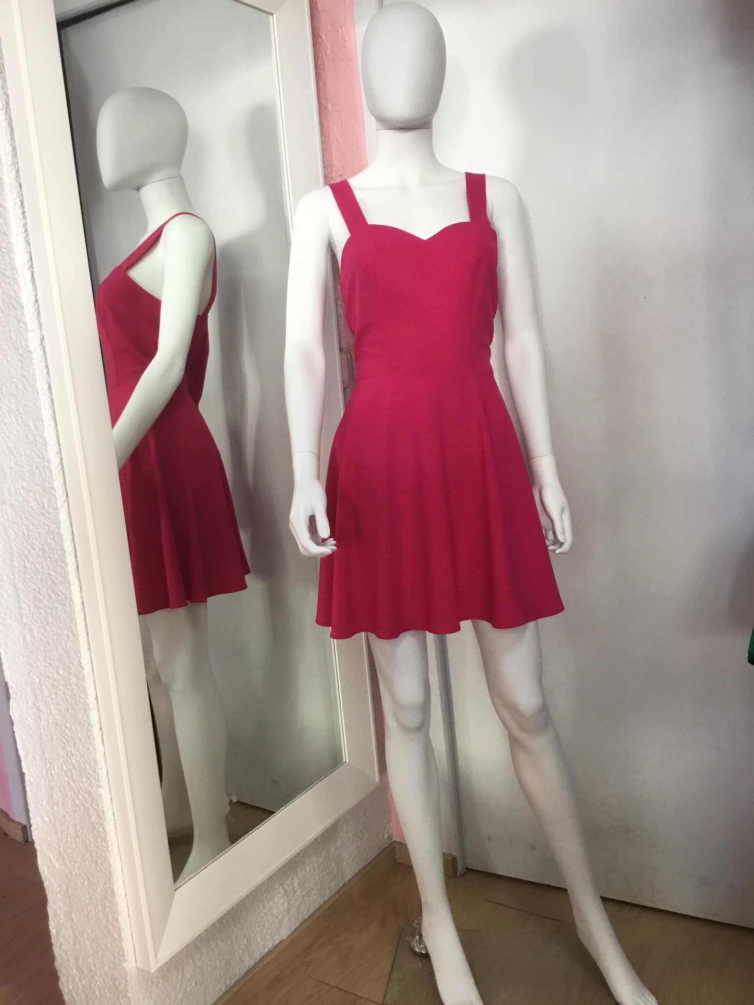 Robe rouge vif à bretelles fines