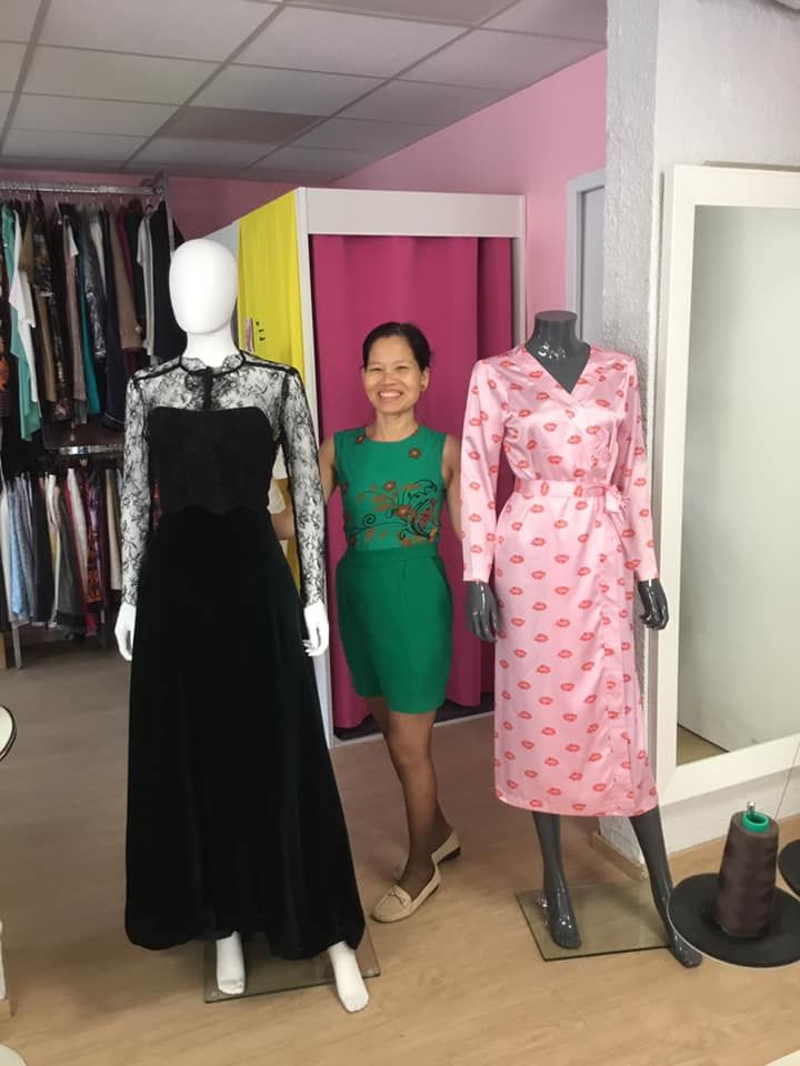 Vêtements variés portés par deux mannequins 