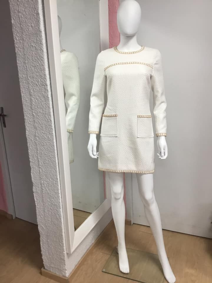 Robe blanche avec détails dorés