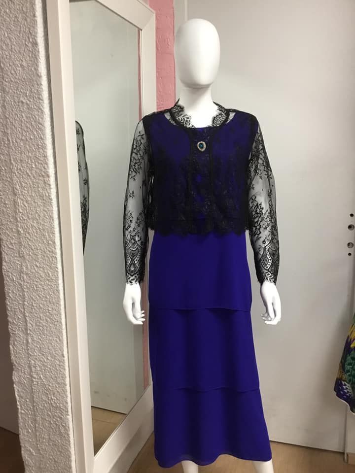 Robe bleue avec haut en dentelle noire