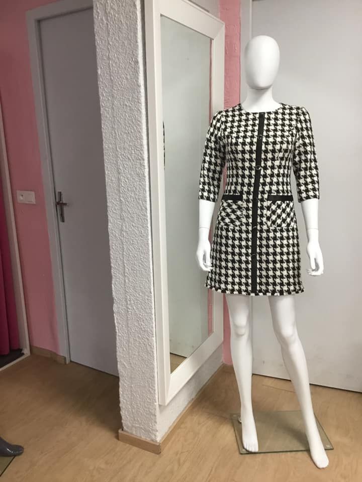 Ensemble à carreaux noirs et blancs avec jupe courte